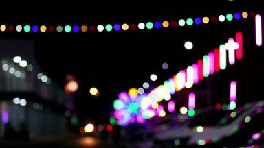色彩斑斓的模糊霓虹灯光轮廓车辆晚上市场公平